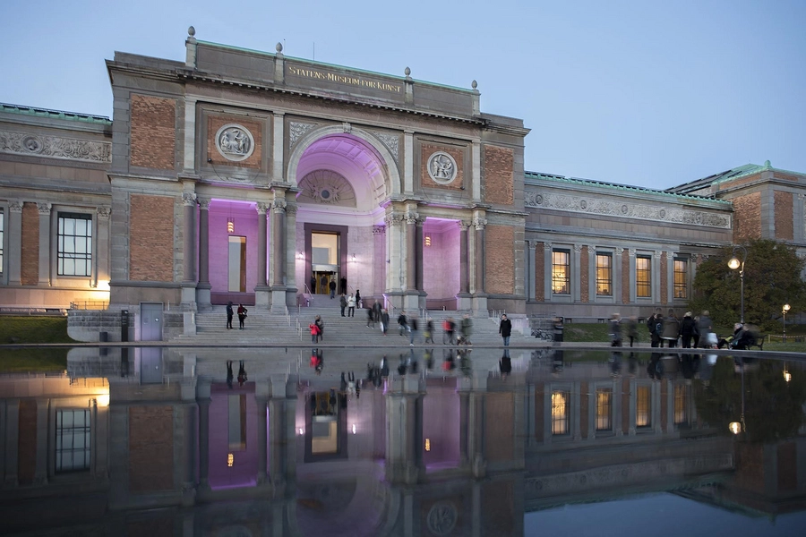 SMK - Statens Museum for Kunst Aftenbelysning på facaden, vandspejl