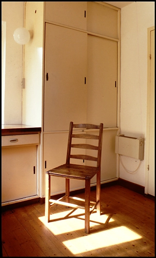 Hus ved Randkløve Køkkenskabe med stol