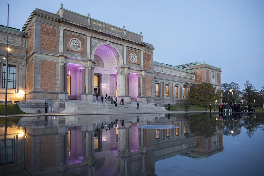 SMK - Statens Museum for Kunst Aftenbelysning på facaden, vandspejl