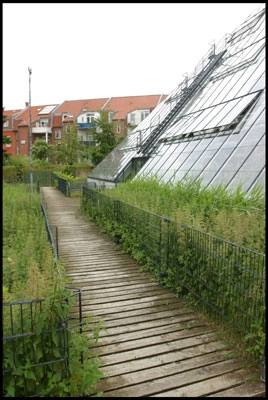 Byøkologisk Forsøgsbyggeri Glaspyramidens fod