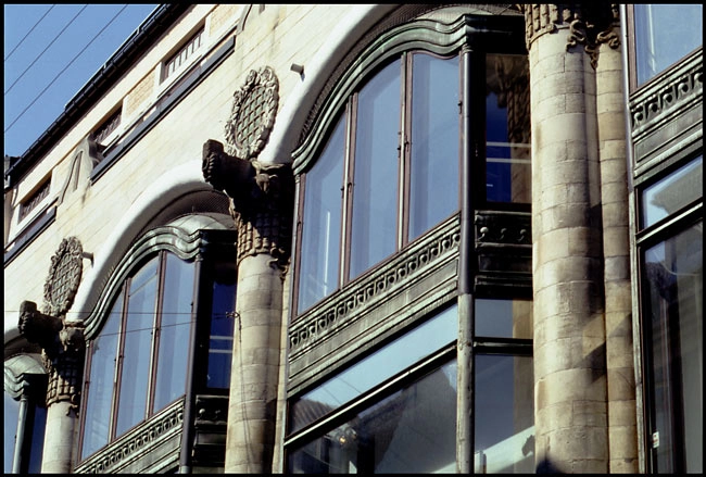 Metropolbygningen Karnapdetalje
