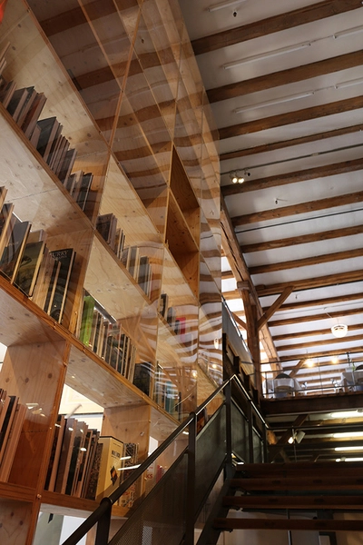 Gammel Dok Det åbne trapperum, bogreol