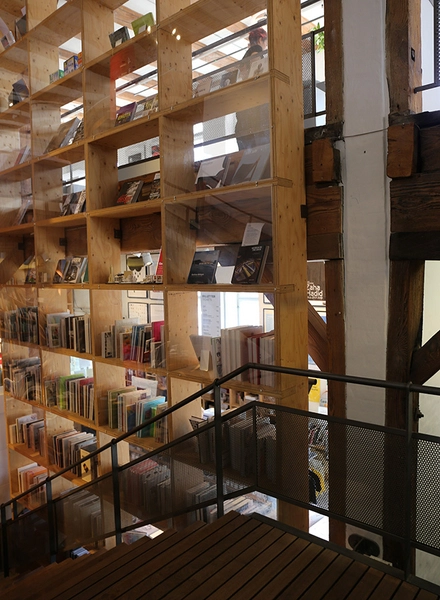 Gammel Dok Det åbne trapperum, bogreol