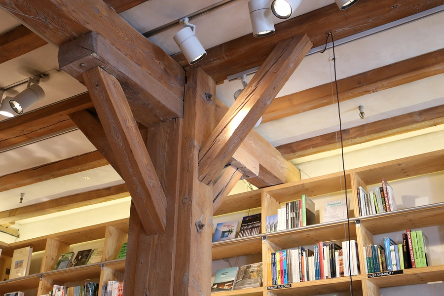 Gammel Dok Detalje, bogreol, søjle, loft