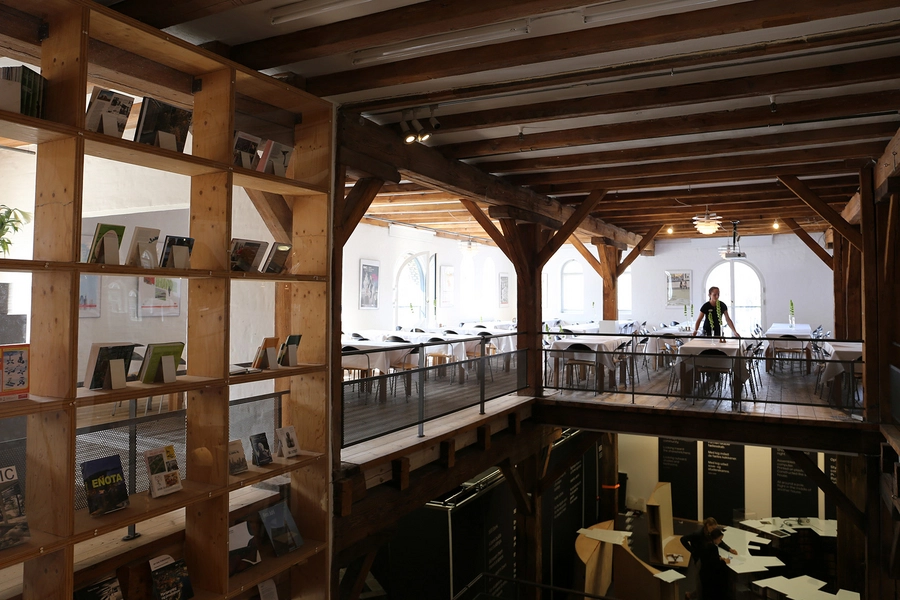 Gammel Dok Trapperum, Café