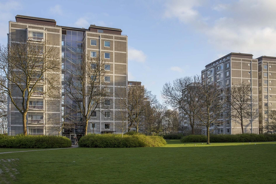 Bellahøjhusene Blik mod bebyggelsen gennem parkanlæget af C.Th. Sørensen.