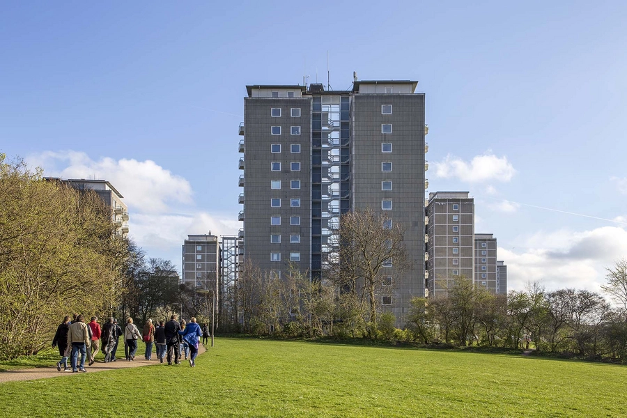 Bellahøjhusene Blik gennem parkanlæg af C.Th. Sørensen mod punkthus med glastrappe