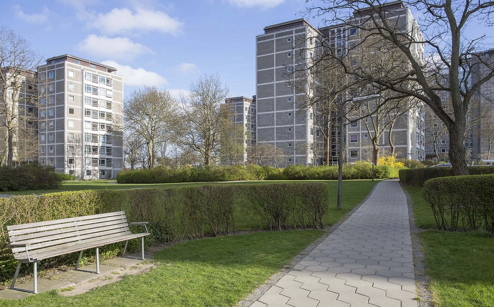 Bellahøjhusene Blik gennem parkanlæg af C.Th. Sørensen