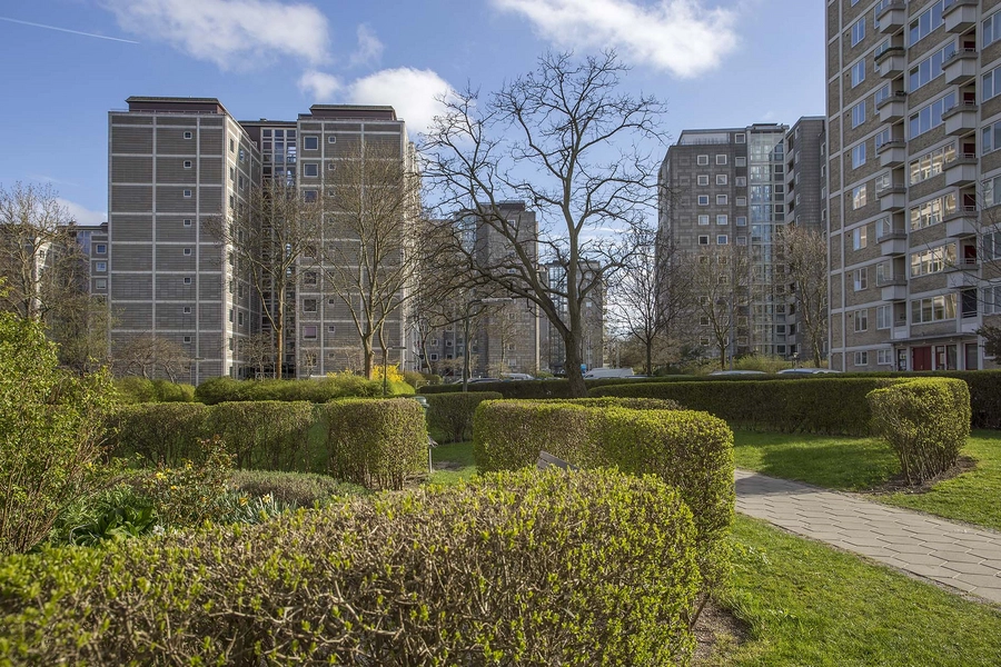 Bellahøjhusene Blik gennem parkanlæg af C.Th. Sørensen