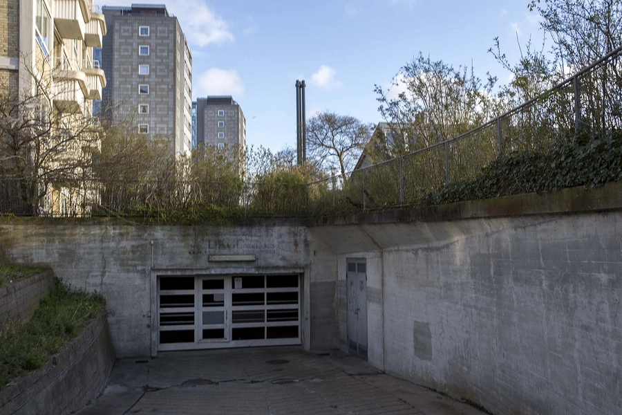 Bellahøjhusene En af flere parkeringskældre, diskret placeret i bebyggelsens udkant