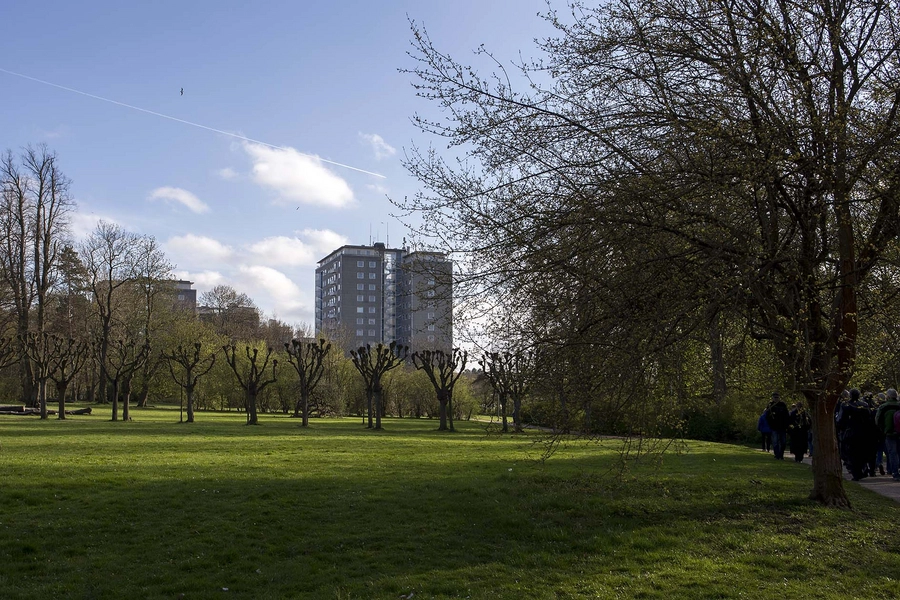 Bellahøjhusene Blik gennem parkanlæg af C. Th. Sørensen