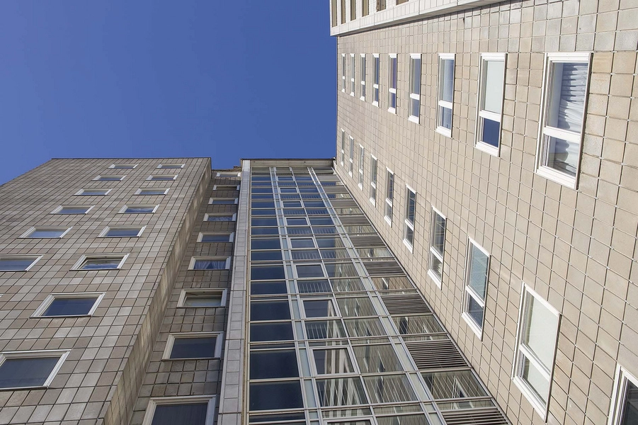 Bellahøjhusene Blik op langs facade, punkthus i to blokke med en mellemliggende glastrappe