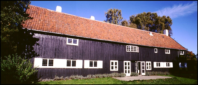 Hegnslund Hvide vinduer på mørk bund