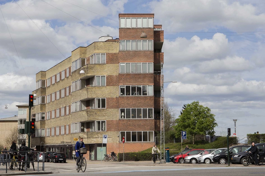 Vodroffsvej 2A og 2B Bygningen set fra Gl. Kongevej, med parkeringspladsen i forgrunden.