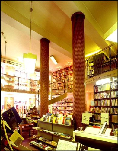 Reitzels Boghandel To statelige søjler