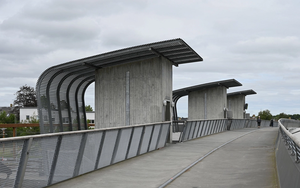 Cykel- og fodgængerbro ved Næstved Station Foto: 2024