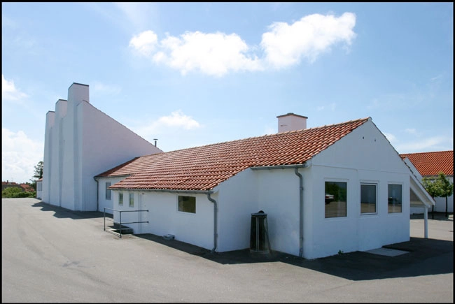 Fiskerøgeriet Sjællands Odde Bygningskomplekset set fra havsiden(nordvest).