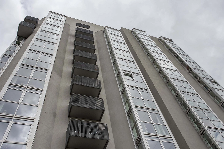 Wennberg Silo Glaskarnapperne er udformet som gennemgående, vertikale bånd.