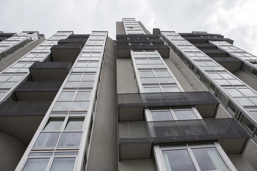 Wennberg Silo Glaskarnapperne er udformet som gennemgående, vertikale bånd.