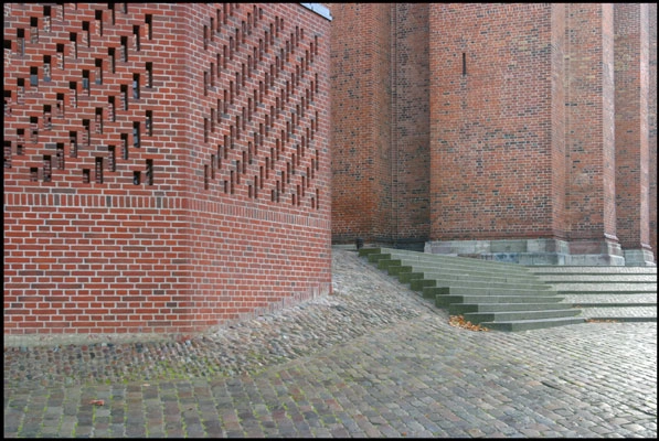 Gravmonument for Frederik IX Konteksten