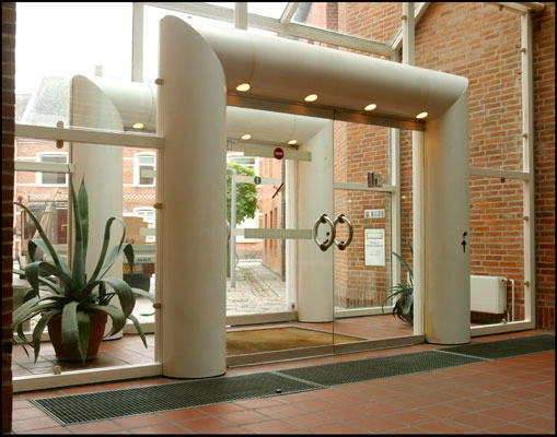 Maribo Rådhus Hovedindgang set indefra