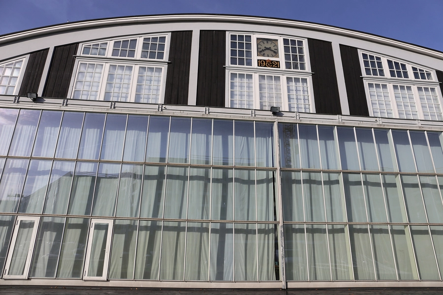 Vandflyverhangar Ur i sydfacaden