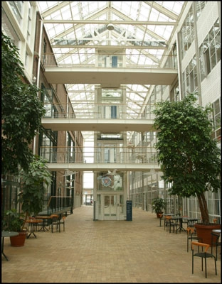 NEXT Sukkertoppen Gymnasium Glasmellembygning