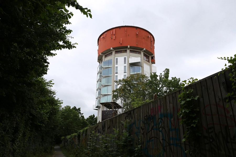 Jægersborg Vandtårn Vandtårnet ses på lang afstand over trætopperne