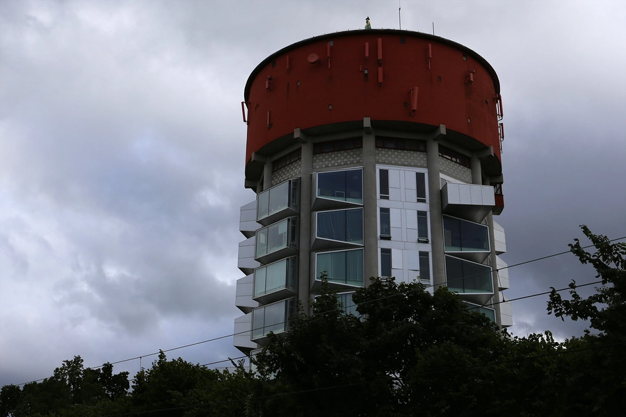 Jægersborg Vandtårn Vandtårnet ses på lang afstand over trætopperne