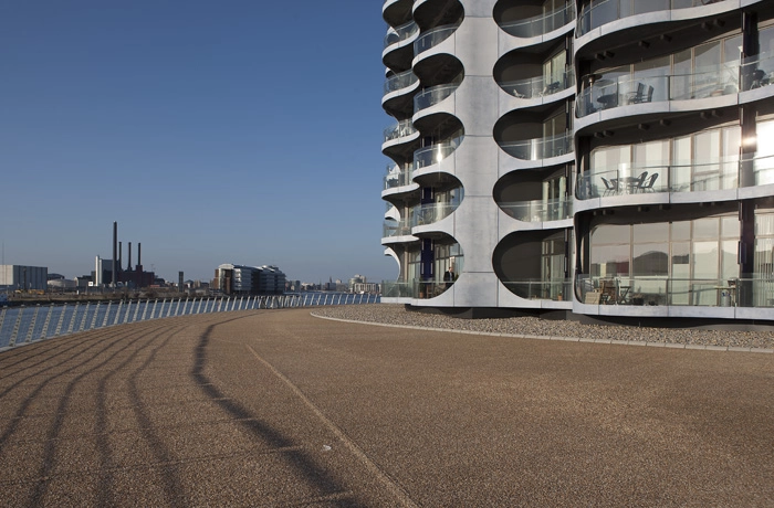 Metropolis Der løber et offentligt gangareal rundt om hele huset.
