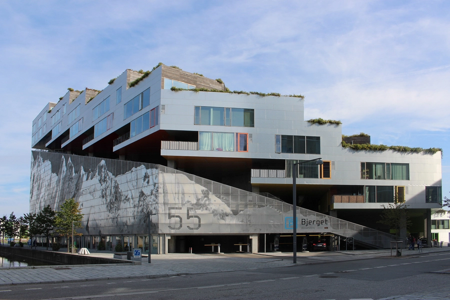 Bjerget Bjerget set fra vejen, med parkeringshusets karaterisktiske hulmønster