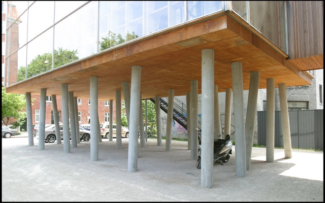 Kvarterhuset (Holmbladsgade Kvartercenter) Tilbygnings søjler