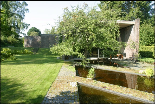 Knud Holschers hus Østfacade med spejldam