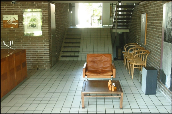 Knud Holschers hus Dagligstue med trappe og køkken