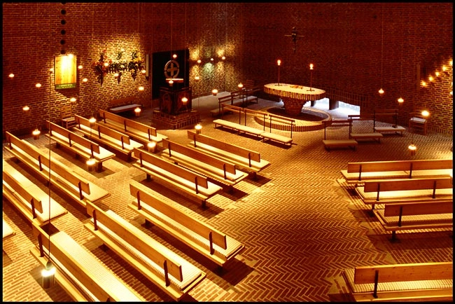 Islev Kirke kirkerum og alterparti