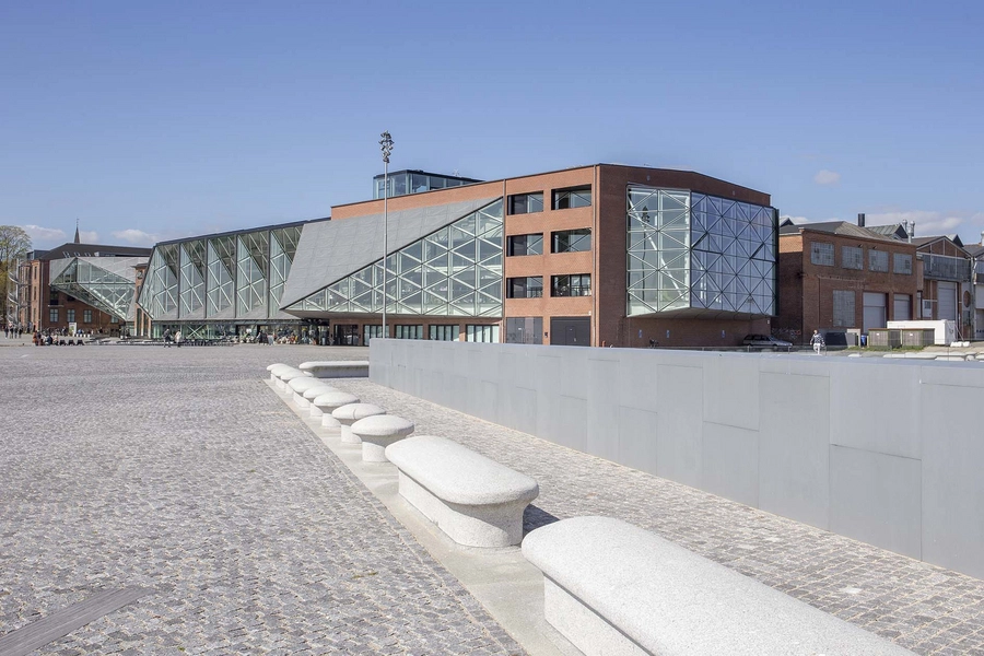 Kulturværftet Bygningen med ny markbelægning