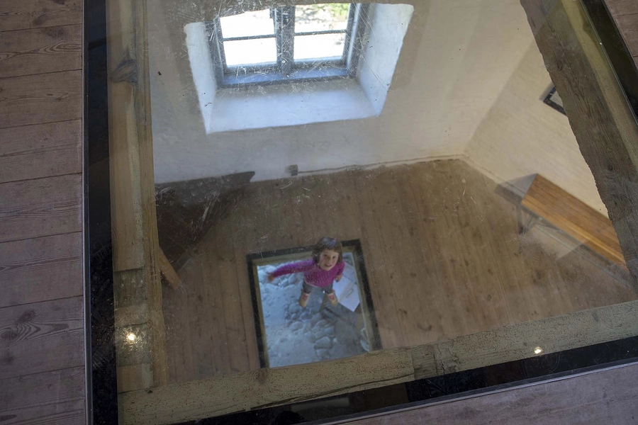 Egebjerg Mølle Kig ned gennem etagerne