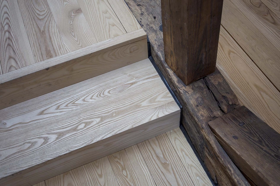 Kanonbådsskurene Gulv, trin