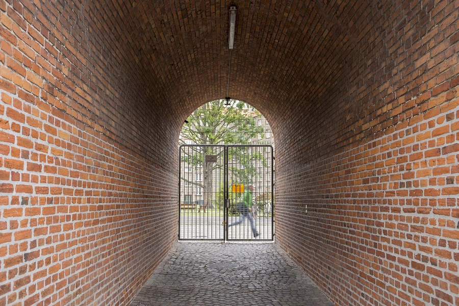 Gullfosshus Kig til gården gennem port