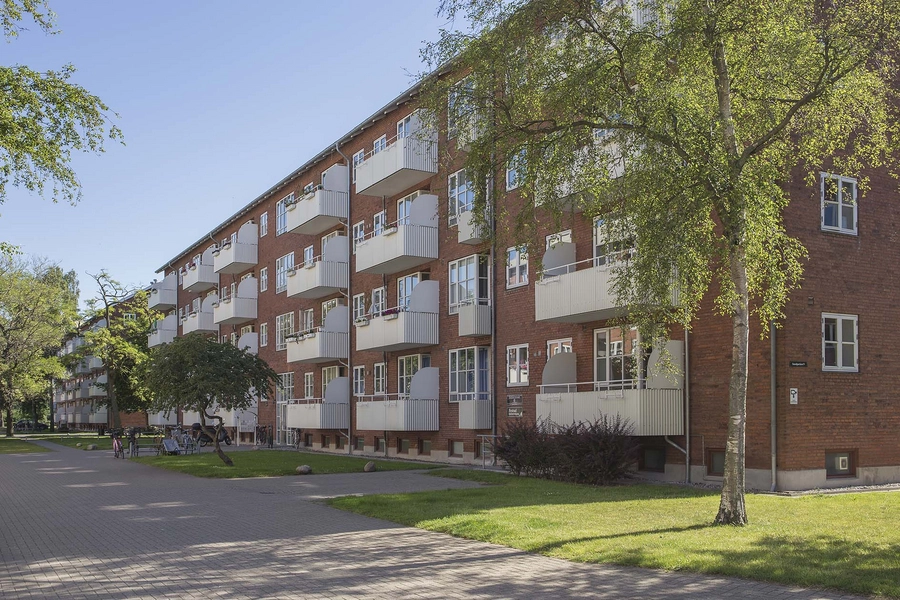 Sundparken ældreboliger Vestvendte balkoner, belægning mellem husene