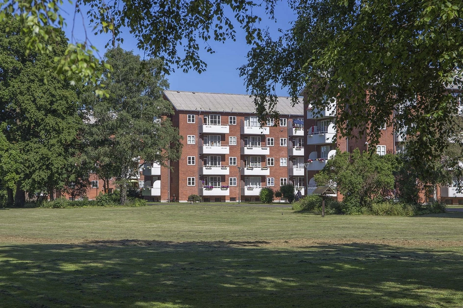 Sundparken ældreboliger Bebyggelsen set gennem træerne fra Lergravsparken