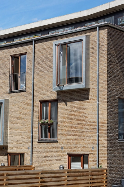 Radiorækkerne Facadeudsnit med karakteristiske udstående vinduer