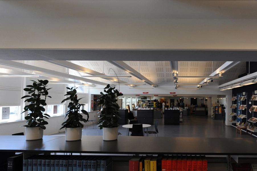 Frederiksværk Bibliotek Læsesal med betjeningsskrankerne i baggrunden.