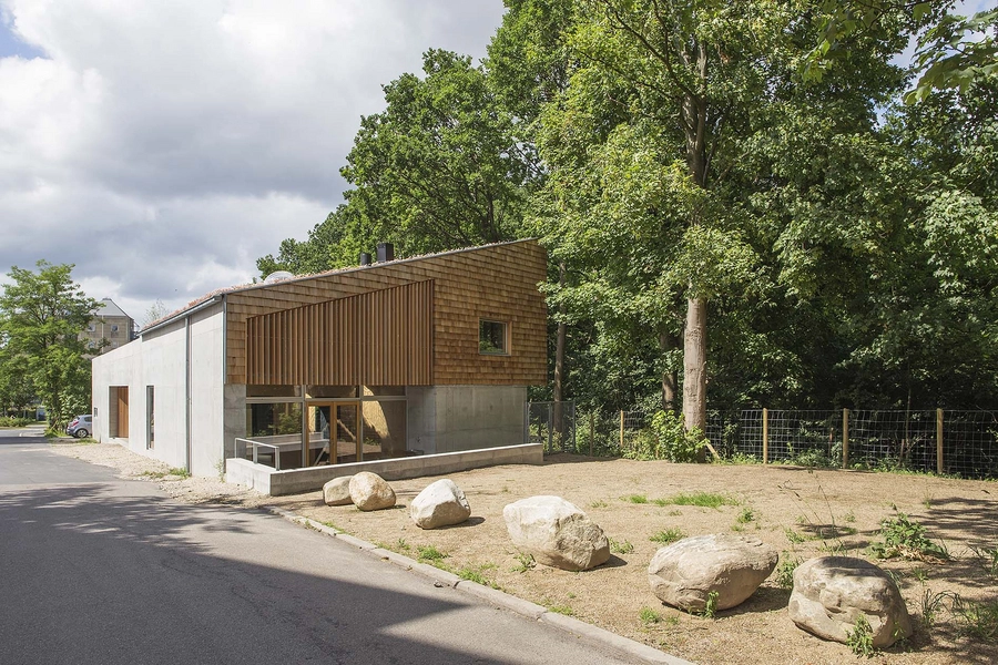 Søndermark Natur- og fritidshytte Total, set fra syd-øst langs vejen Bag Søndermarken