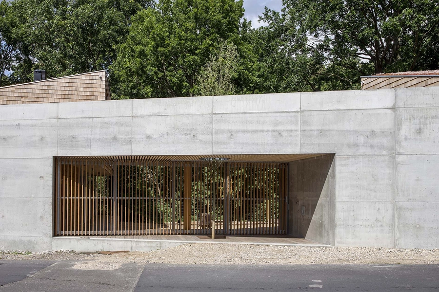 Søndermark Natur- og fritidshytte Sydfacaden mod vejen, indskæring