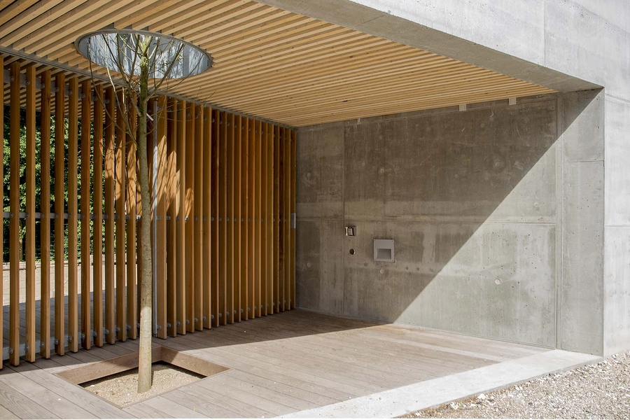 Søndermark Natur- og fritidshytte Udskæring i sydfacaden, med træ