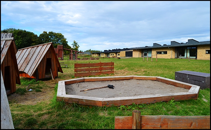 Græse Bakkebyskole Set fra de store udendørsarealer vest for skolen