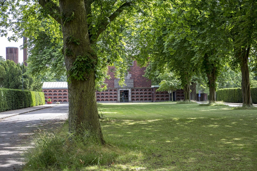 Søndermark Kapel og Krematorium Blik gennem træalléen