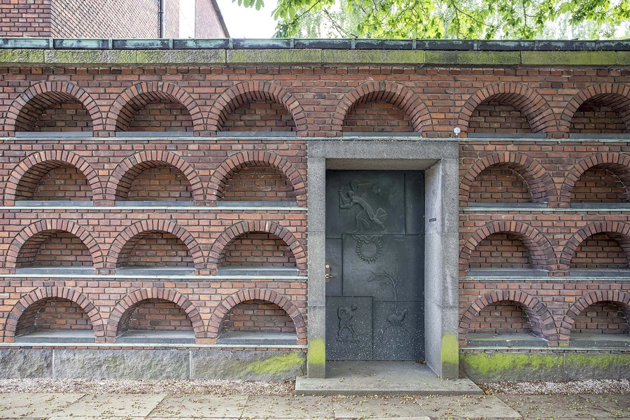 Søndermark Kapel og Krematorium Facadeudsnit med karakteristisk tegludsmykning