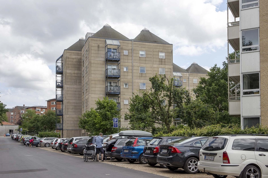 Brevduebanen Punkthus set fra vest langs vejen